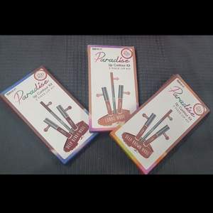 Säljer 3 paket helt nya set för läpparna. 1 set innehåller: penna för läpparna, läppstift Glossy & läppstift Matte. 3 olika nyanser. Frakt: 44kr