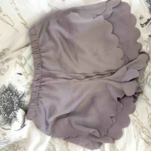  - Lila mjuka shorts, fint skick aldrig använda. 