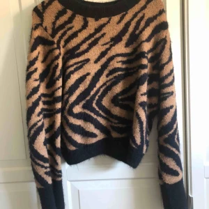  - Jättefin stickad tröja ifrån H&M, säljer pågrund av att jag aldrig använder