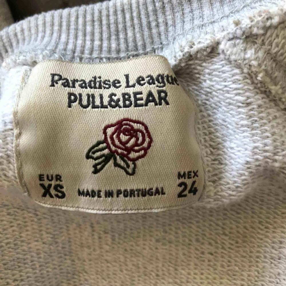 Najs croppad sweatshirt från pull&bear! Passar perfekt till ett par najs jeans o nån snygg handväska typ!😍😍Säljer då den helt enkelt inte kommer till användning💞💞 ‼️‼️Frakt ingår i priset‼️‼️💗. Hoodies.