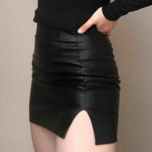  - Fin fejk läder kjol från topshop. Köpte den förra året och har ej använt den sen dess. Ursprungliga priset var 399kr. Köparen står för frakt men jag kan mötas upp i centrala Stockholm💕