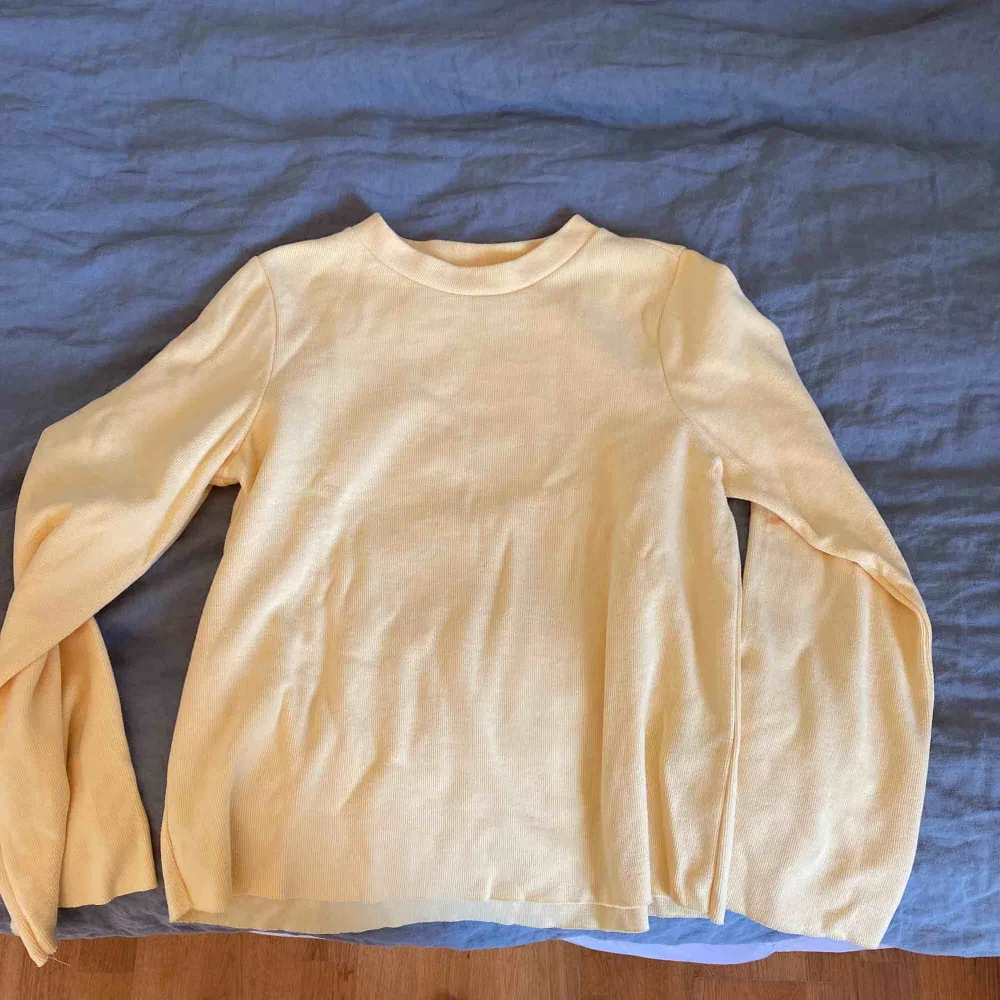 En gul lite tjockare tröja ifrån Gina tricot, använd ett fåtal gånger.. Tröjor & Koftor.