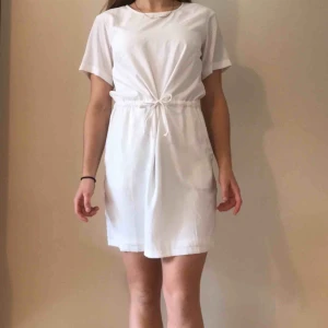  - Vit klänning med knyt i midjan från Kenzas märke IvyRevel! Använd 1 gång på min student och den är i jättebra skick helt utan fläckar. Frakt ingår i priset ☀️