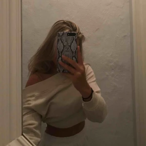  - Mysig beige offshoulder sweatshirt från Bibok. Inga fläckar, bra skick!💕