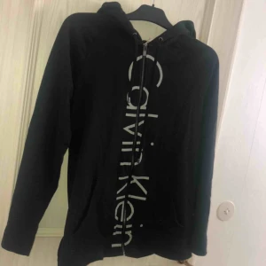  - En fin Calvin Klein kofta, storlek M om man vill ha den lite oversize går det bra om man har xs/s i vanliga fall, använd nåra gången inga skador eller så, möts upp i Göteborg eller står köparen för frakt 