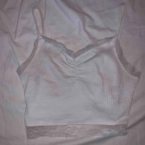  - Skönt linne köpt på newyorker, slutar ungefär 5 cm över magen!