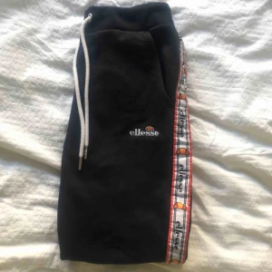  - Säljer dessa jättefina Ellesse byxor då de tyvärr va för korta för mig, därav har jag ej kunnat använda de mkt. De är i storlek EU:36, US:4 UK: 8 Köpta på Nelly, ordinariepris: 749 kr Säg till om du har några frågor eller vill ha fler bilder:)