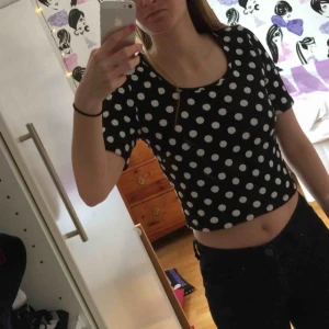  - Svart t-shirt med prickar. Perfekt till vardags 