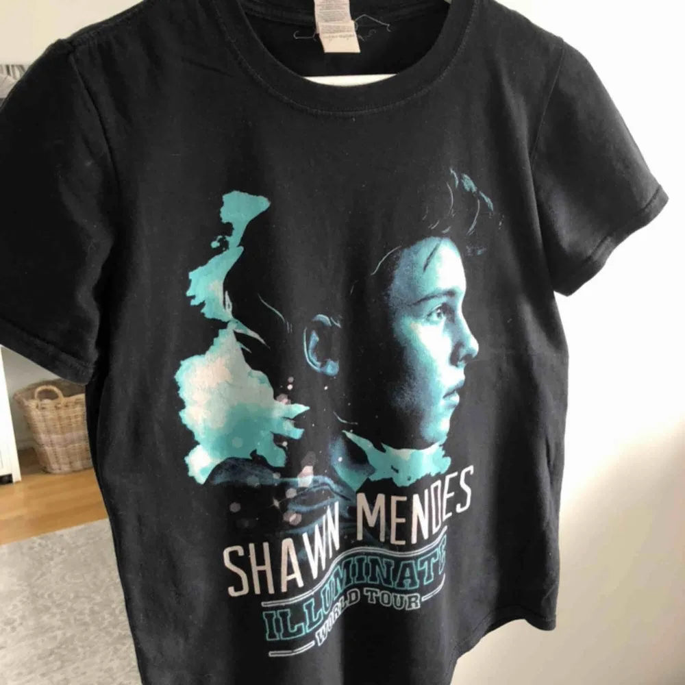 En cool t-shirt från Shawn Mendes turné, Illuminate World Tour, 2017. Bra kvalité och inga slitningar. Passar till det mesta! Frakt 44 kr. 🥳. T-shirts.