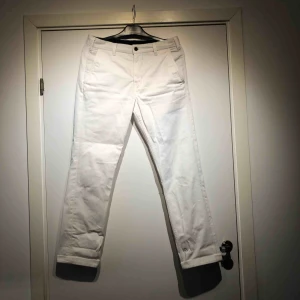  - Vita Levis Skateboarding. Använda 3-4 gånger eftersom de är lite för tajta för min pojkvän. De är cirka 1,5 år gamla. Han köpte de på Hollywood i Göteborg.