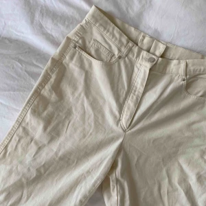 - Jättefina äggvita jeans från humana, tyvärr för stora och för korta för mig som är 184 cm🥺💞💞