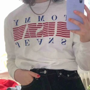  - Superfin Tommy Hilfiger tröja. Köpt i höstas men säljer i brist på användning. Kan mötas upp i uppsala eller stockholm men annars står köparen för frakt😊