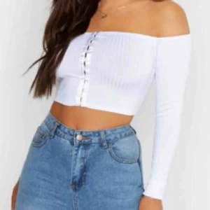  - En vit long sleev crop top från boohoo! Helt oanvänd! Storlek 40 men skulle säga att den passar både S och M.