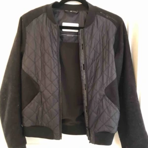  - Svart vårjacka bra skick frakt tillkommer 