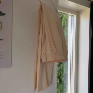  - Cremevita byxor, vintage. Vet ej om äkta YSL. Står storlek 38 på lappen men skulle säga att de är mer 34-36. Lite tjockare i materialet och är ankellängd på mig som är 175. Möts upp i Stockholm eller så delar vi frakten!