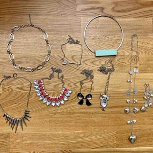  - Alla smycken totalt för 50kr är knappt använda. 2 halsband med längre kedja + ett till men med tillhörande armband och halsband med 5 kortare kedja
