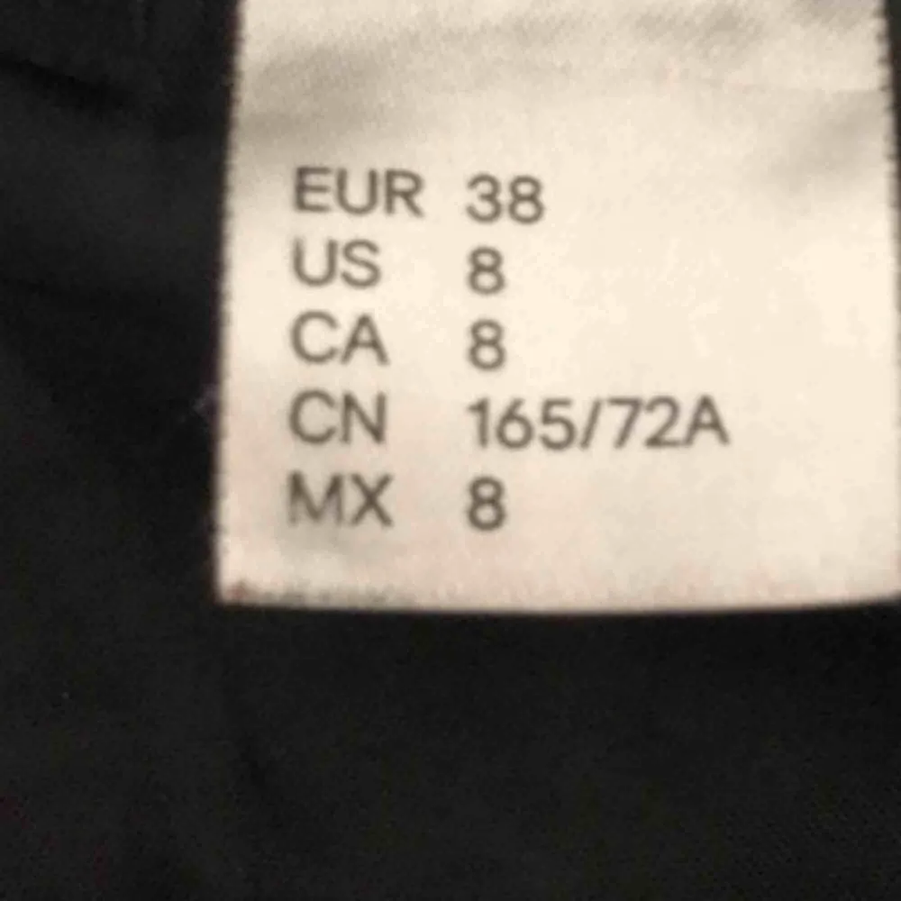 Mockakjol-  Använd ett få tal gånger. H&M storlek 38.. Kjolar.