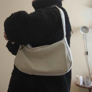  - En superfin och modern beige baguettebag med svarta detaljer. Ganska bra utrymme och 120kr.  Ni kan pruta på! Ni står för frakten 🚚✨