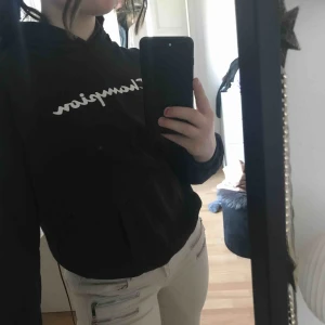  - Svart Champion-hoodie, storlek 158 men passar jättebra som en XS✨ Köpare står för frakt😊