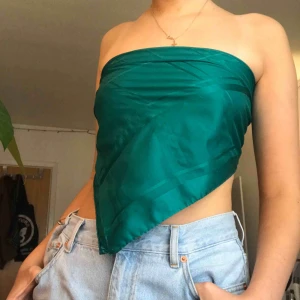  - Grön scarf som känns som siden! Multifunktionell, kan användas som topp som man knyter i ryggen, i håret eller runt halsen! Perfekt en sommardag☀️☀️💞 (det är inte riktigt siden)