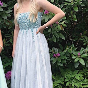  - Fin balklänning använd en gång förra året.  Fler bilder kan fixas!