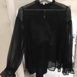  - Jättesnygg svart blus som är genomskinlig, använd 1 gång så den är så gott som ny
