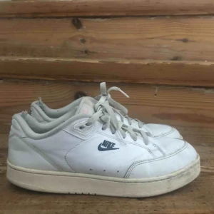  - Stilrena nike sneakers! Har slitits upp i hälen annars är de i bra skick (kan behövas rengöras lite bara). De är i storlek 40 men är små i storleken, passar mig som oftast har 38/39. Pris kan diskuteras vid snabb affär😁