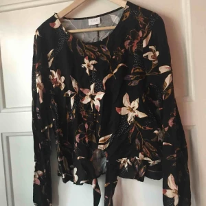  - Ny blus från Vila med fin knytning nertill. Aldrig använd! Frakt 25kr