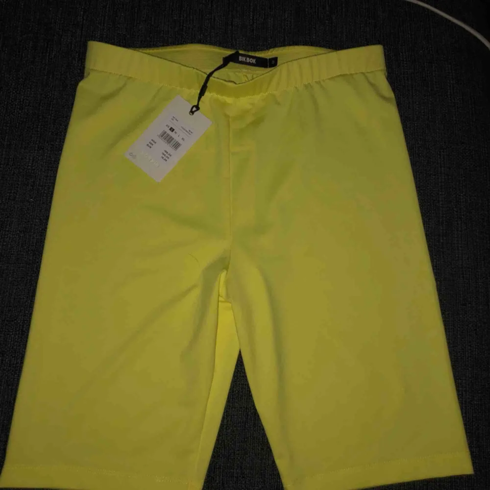 Oanvända neon gula cykelbyxor. Lappar sitter kvar så helt nya ☺️. Shorts.