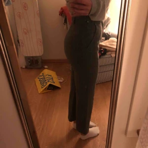  - Ett par gråa ull kostymbyxor som är vida och korta i modellen. Köpta på second hand 