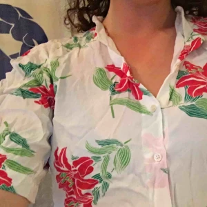  - Jättegullig blus me röd/rosa liljor! 