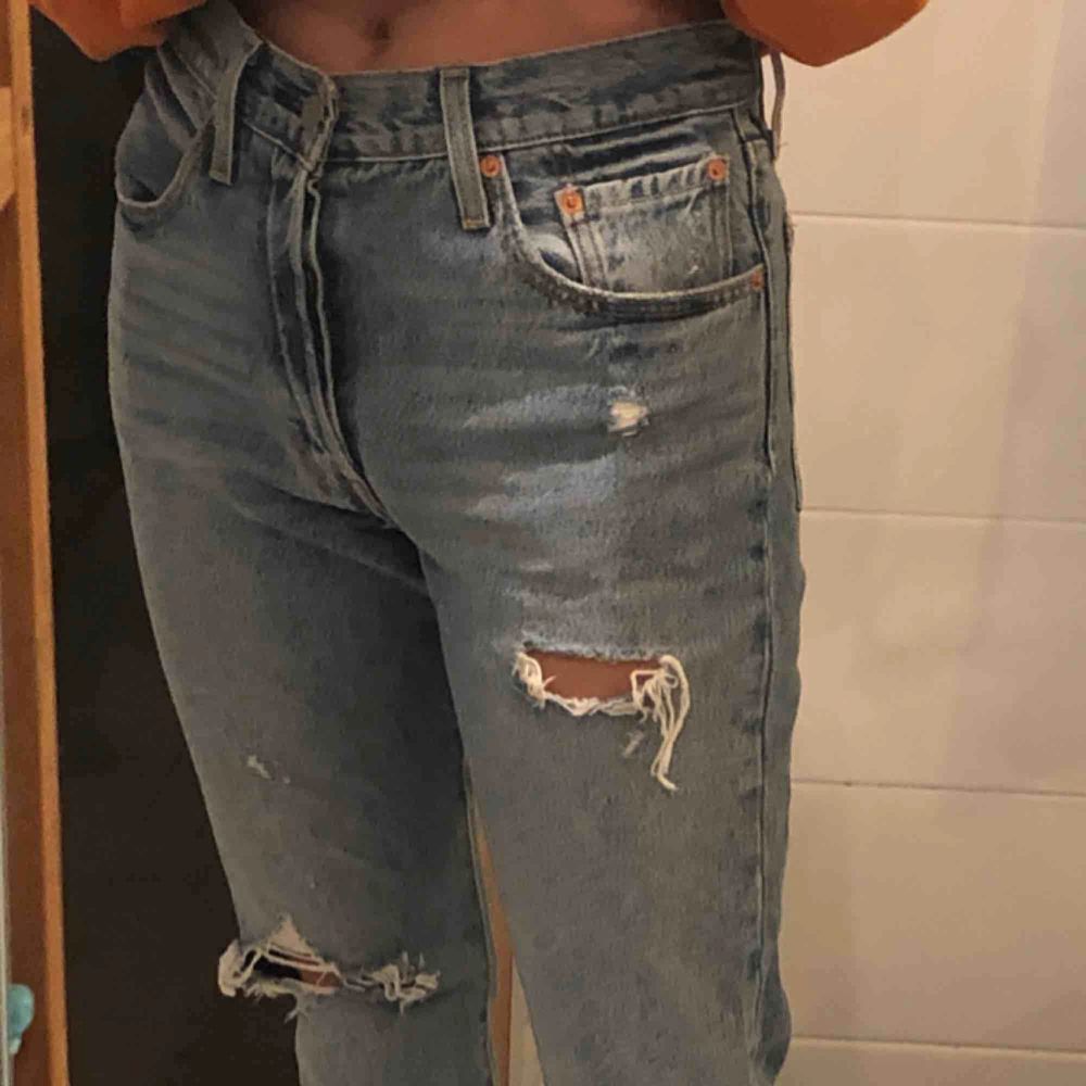 Ett par ljusblåa Levis jeans. För stora i midjan på mig men annars helt oanvända. Har klippt hålen själv.😜 . Jeans & Byxor.