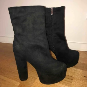  - Nya, oanvända skor med platå och klack för fest eller vardag. Mocka, svart. Strl 39! :) 