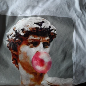  - Oversized t-shirt med tryck av Julius Ceasar som blåser en tuggummibubbla. Står storlek xl men är i kinesiska storlekar skulle säga att det är en m/l. Jag använder den som en oversized s. I topp skick.