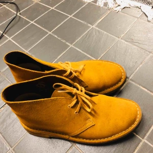  - Säljer mina clarks knappt använda , är som nya 