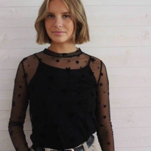  - En snygg festtopp i materialet mesh som har en unik design med stjärnor på. Köparen står för frakten utanför Falun och Borlänge, inom Falun och Borlänge kan vi mötas upp🥰