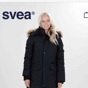  - Svea ”Aline” jacka använd endast 1 gång!!! Som ny 🤩 Storlek XS, mörkblå/svart. 