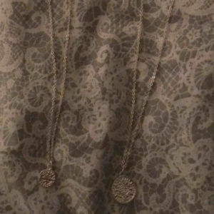  - 2 halsband. Snygga att ha tillsammans (med ett ovanför det andra). Svårt att få en bra bild tyvärr. Frakt 18 kr 
