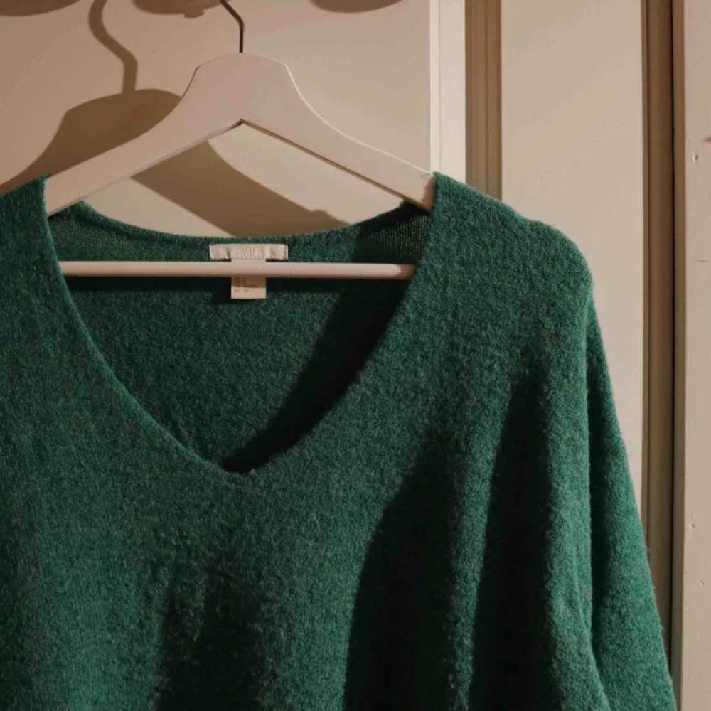 Supermysig lite oversized v-ringad grön stickad tröja från H&M! Otroligt skön, men säljer pga har för många stickade tröjor :/. Tröjor & Koftor.