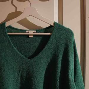 Supermysig lite oversized v-ringad grön stickad tröja från H&M! Otroligt skön, men säljer pga har för många stickade tröjor :/