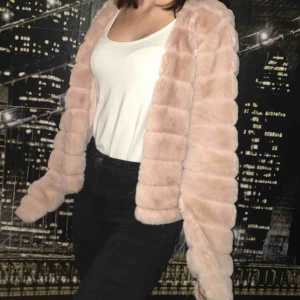  - En söt mjuk kofta från ginatricot :) den fäller lite. Använt den max 3 gånger.