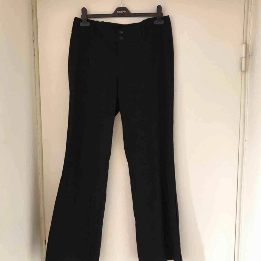 Säljer dessa svarta kostymbyxorna från esprit! Modellen är ganska låg i midjan. ❤️. Jeans & Byxor.