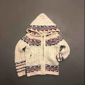  - Mysig ulltröja med luva, dragkedja och fickor. Fint skick, knappt använd. Storlek Medium men passar till Small också.