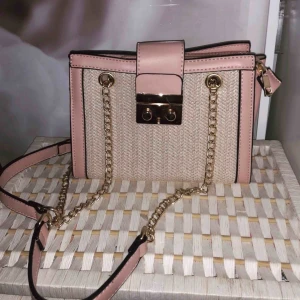  - Fin väska med guldkedjor , aldrig använd. 