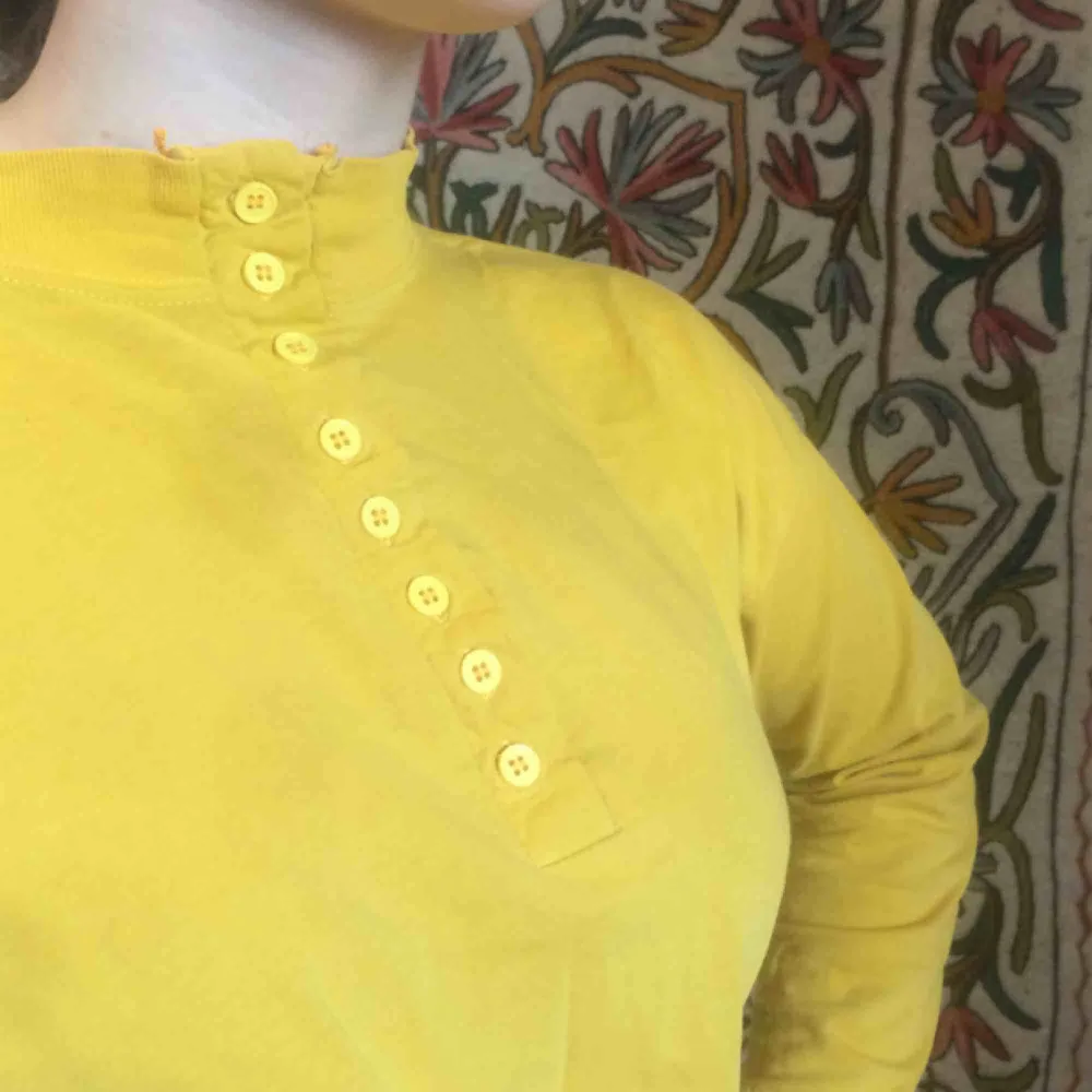 Mysig gul tröja med fina knappar i kragen. Fint skick!. Tröjor & Koftor.
