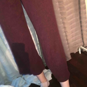  - Sköna byxor i vinrött, ganska använda men fortfarande fina:)