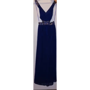  - Den är köpt inne hos Whoops väldigt fint, användes bara en gång sen dess har den bara hängt i garderoben 