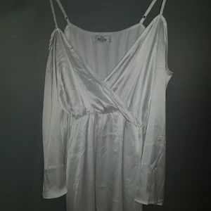  - Aldrig använd, otroligt bra skick. Söt liten vit klänning som passar utmärkt till utlandsresorna samt skolavslutning. 