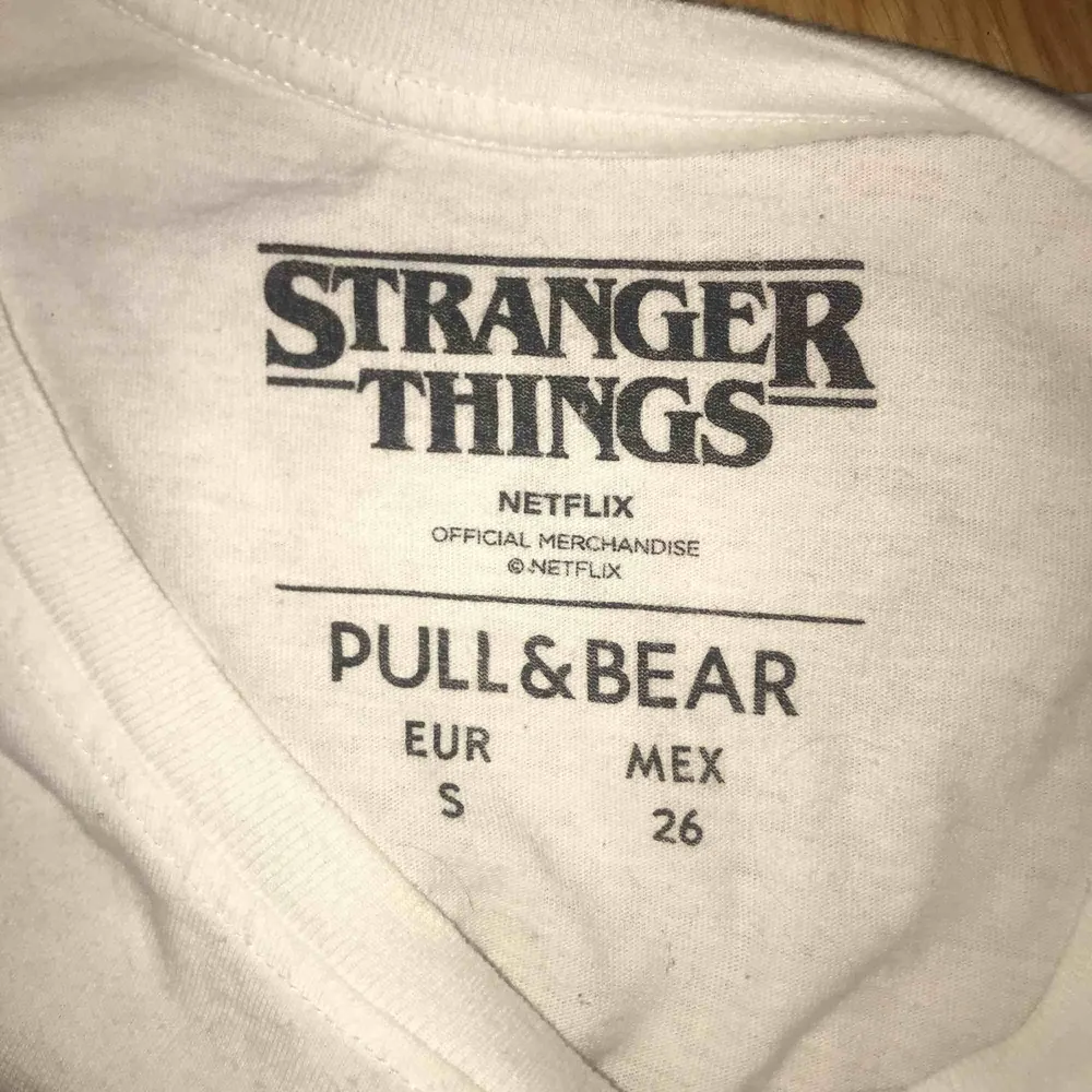 En fin st merch tröja som jag säljer efter sparsamt användande! Säljer denna till det stranger things fans som gärna vill ha en cool tröja ❤️ Från Pull and Bear  Nypris: 250kr Frakt exklusive  . T-shirts.