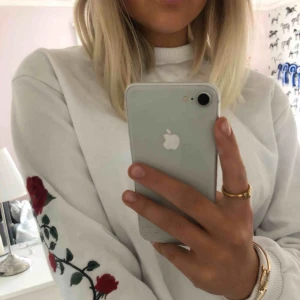  - Snygg sweatshirt ifrån NA-KD med rosor på ärmarna. Storlek XS i oversize modell. Säljes då det inte är min stil längre. 100kr+ frakt